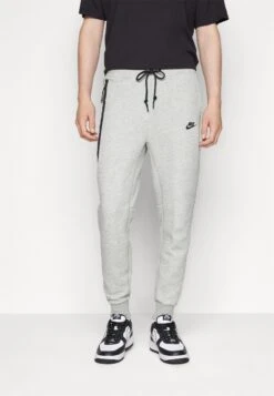 Nike Sportswear Pantaloni SportiviGrey Heather/Black Uomo Pantaloni Sportivi E Joggers NI122E0H7-C12 11 Nike Sportswear Pantaloni SportiviGrey Heather/Black Uomo Pantaloni Sportivi E Joggers NI122E0H7-C12 -Negozio Di Abbigliamento Zalando fdeb5fbf58da42f983a07df8ca666183