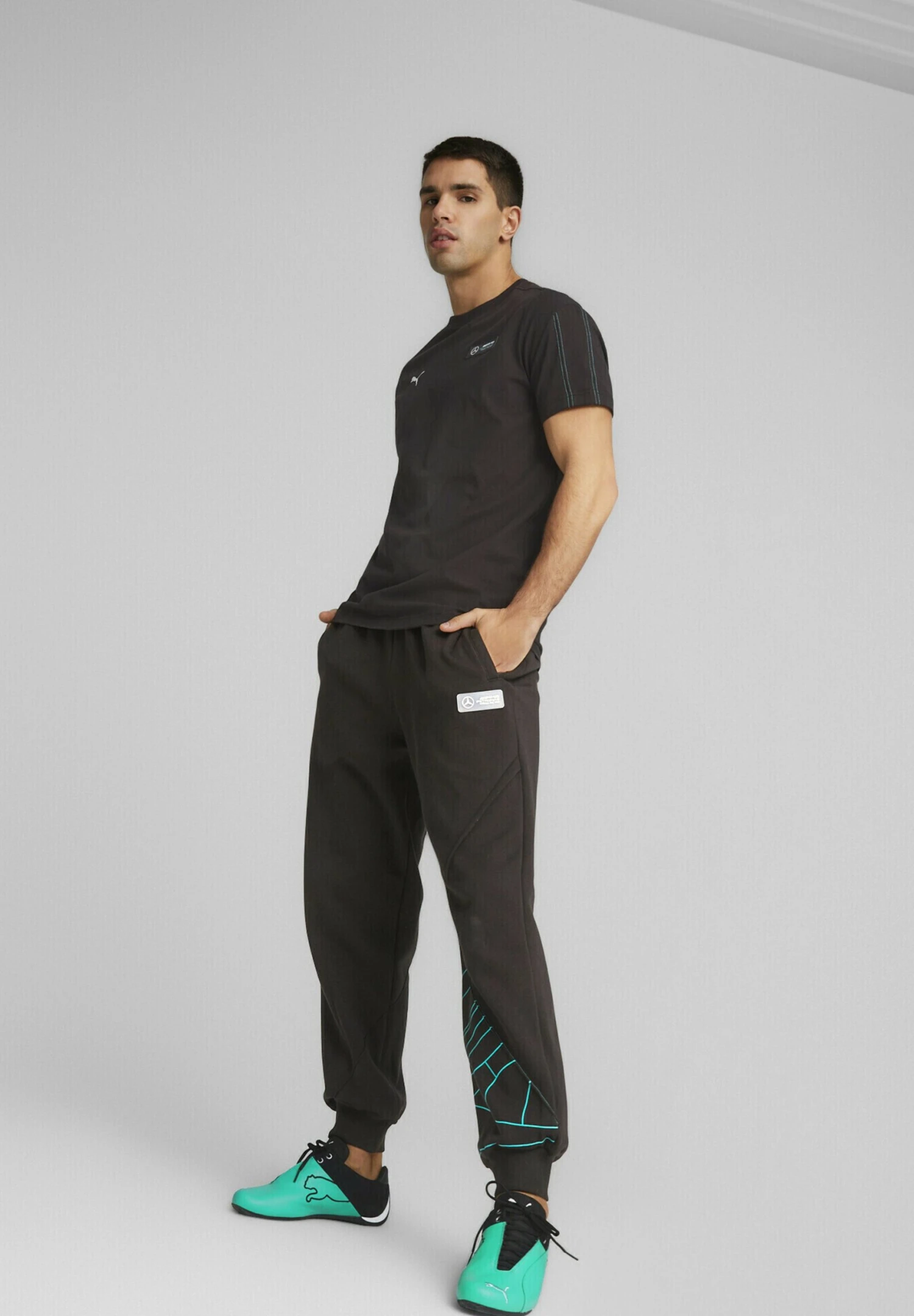 Puma Mercedes-Amg Petronas StatementPantaloni SportiviBlack Uomo Pantaloni Sportivi E Joggers PU122E0FU-Q11 4 Puma Mercedes-Amg Petronas StatementPantaloni SportiviBlack Uomo Pantaloni Sportivi E Joggers PU122E0FU-Q11 - immagine 2